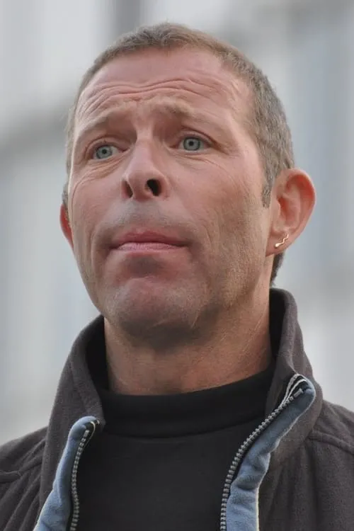 Stefan Lindfors interpretando a lavastaja