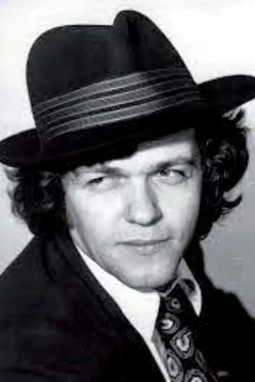 Stefan Mavrodiev interpretando a Mladiyat poruchik