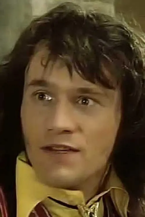 Stefan Wood interpretando a Panter Neuss