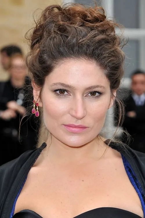 Stella Schnabel interpretando a Norma