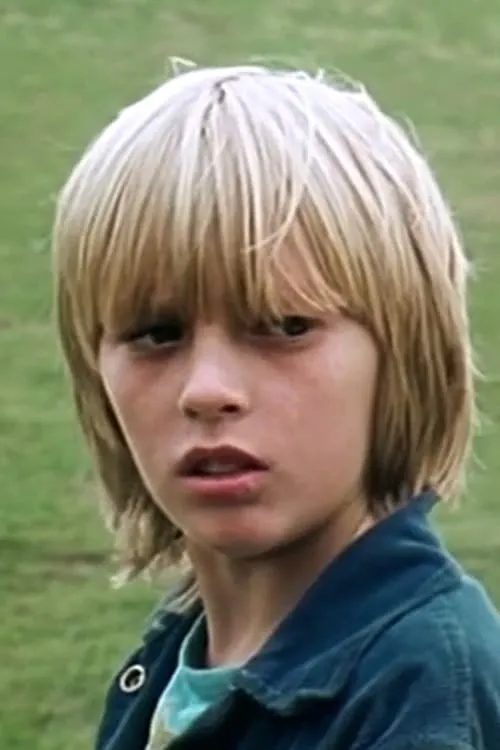 Stephen Bratt interpretando a Eddie James