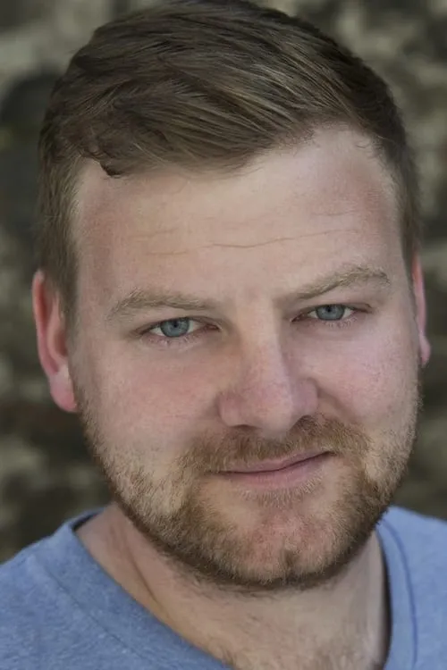 Stephen Jones interpretando a Bobby