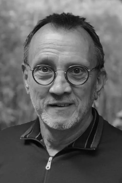 Steve Barron interpretando a Self