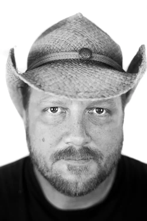 Steve Drain interpretando a Self