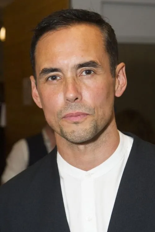 Steve John Shepherd interpretando a Sam