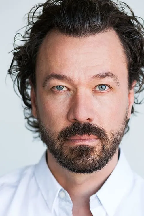 Steve Pilarezik interpretando a Garçons-Viol