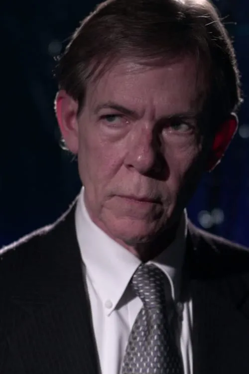 Steven Lawlor Jones interpretando a Maskin