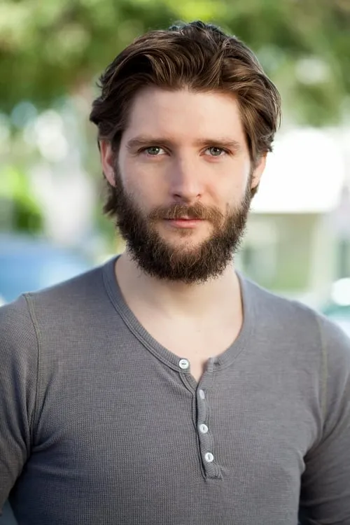 Steven Molony interpretando a McCoy