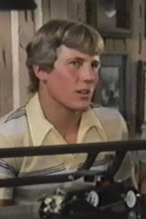 Stewart Petersen interpretando a Jimmie D. Richardson