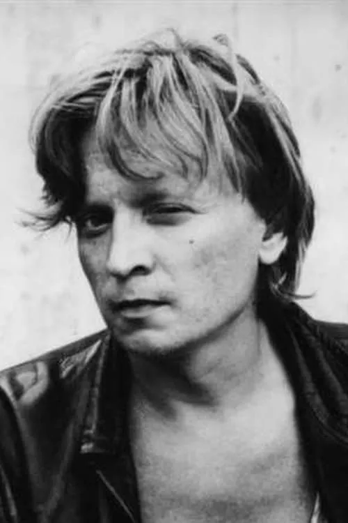 Stig Larsson interpretando a Coroner's Assistant