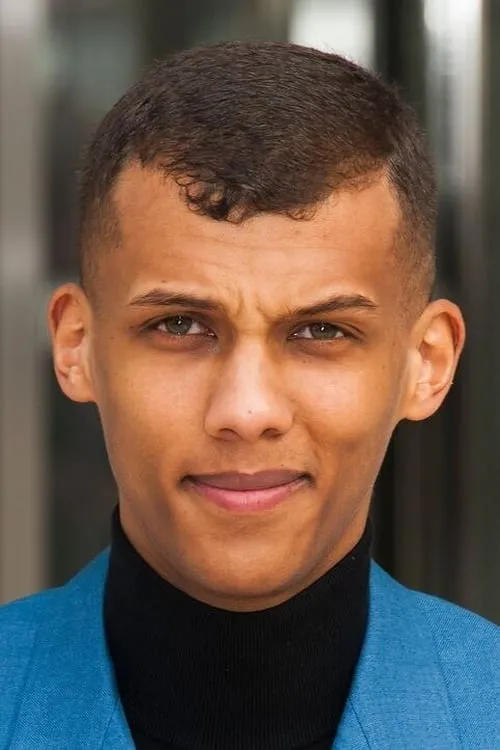 Stromae interpretando a Self - Performer