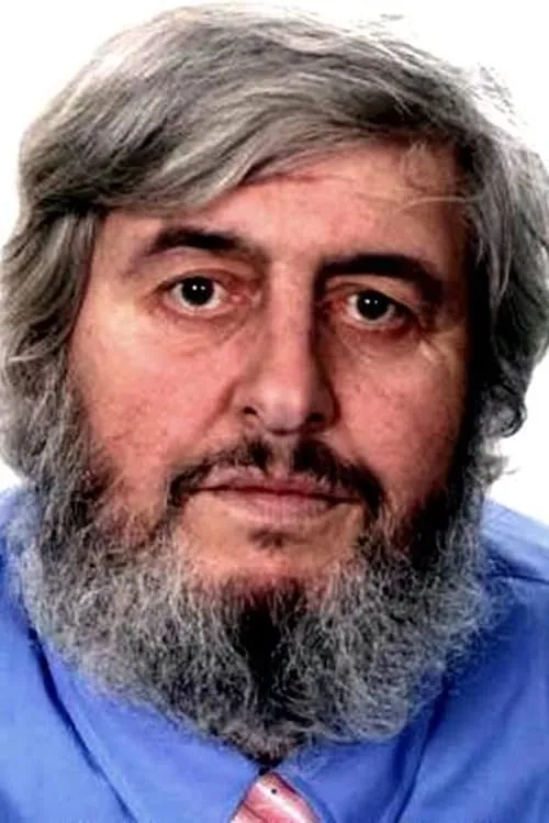 Suat Ülhan interpretando a 