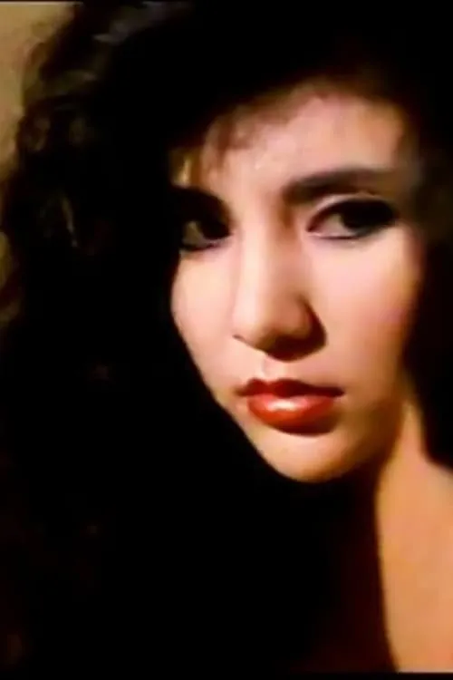 Suen Tong interpretando a Wendy Chin