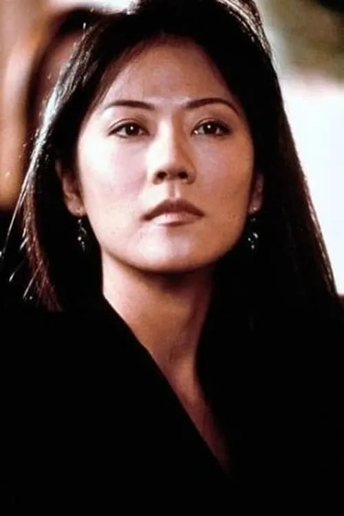 Susan Byun interpretando a Sarah