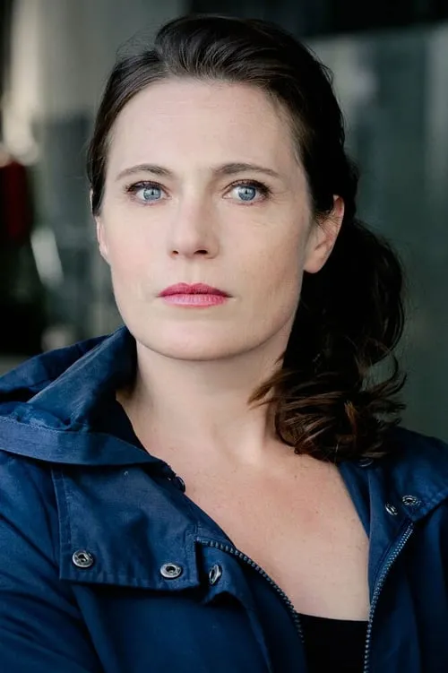 Susanne Berckhemer interpretando a Junge Frau Debisch