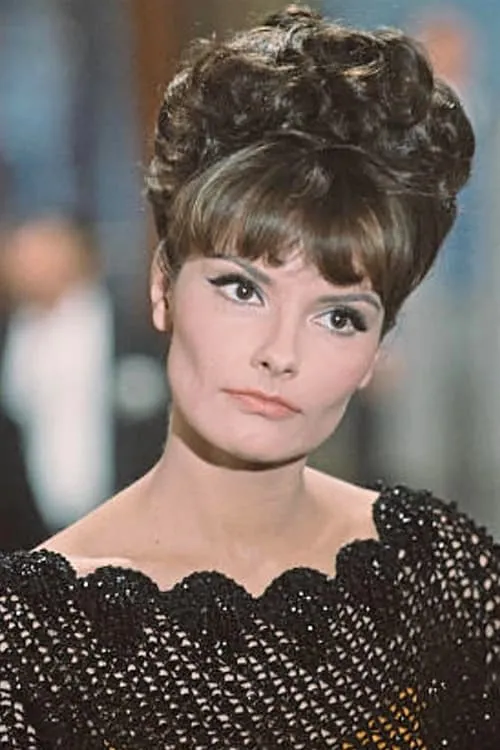 Suzanne Lloyd interpretando a Claudette