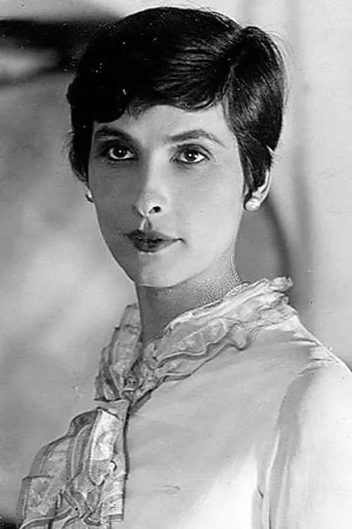 Sybille Binder interpretando a Erna