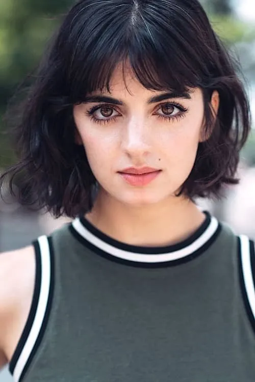 Sydney Farley interpretando a Greta Lockley