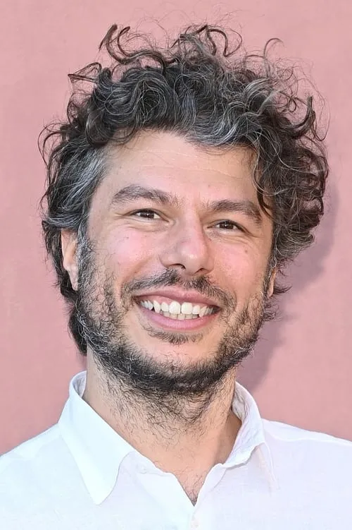 Sydney Sibilia interpretando a Cesare