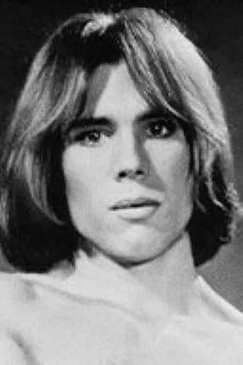 Sydney Soons interpretando a Himself / Host