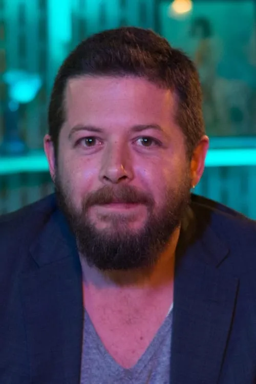 Syllas Tzoumerkas interpretando a Younger Brother