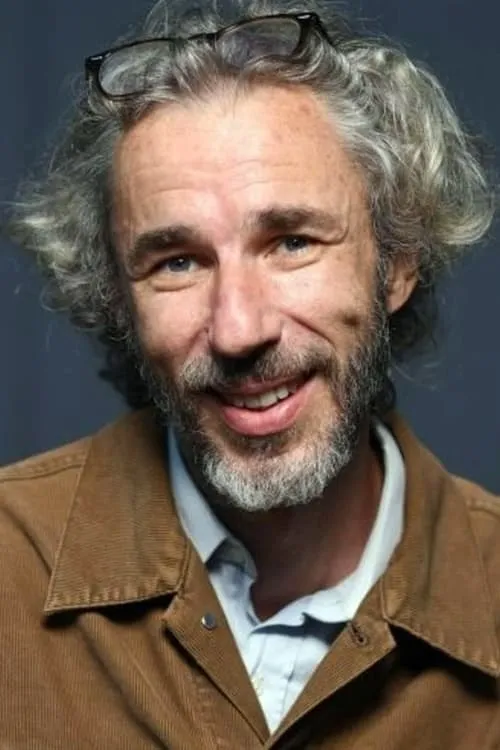 Sylvain Ohrel interpretando a Self - Narrator (voice)