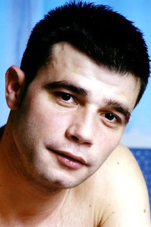 Sylvain Paka interpretando a