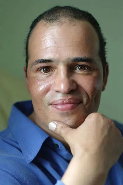 Symon Basterfield interpretando a Self