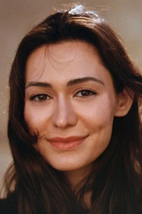 Tahmina Rafaella interpretando a Arzu