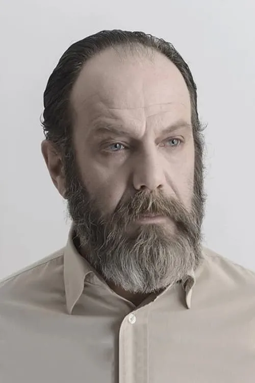 Takis Sakellariou interpretando a Makis Perdikaris