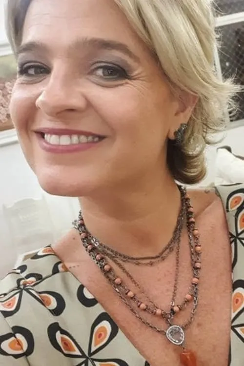 Tallyta Cardoso interpretando a Marcela