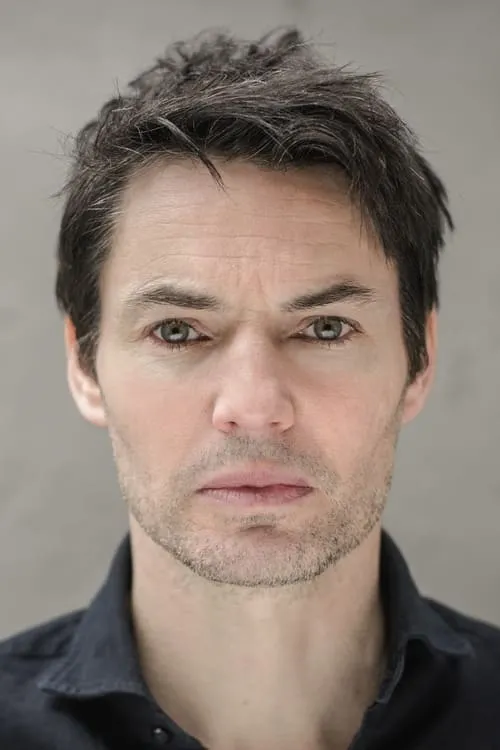 Tam Williams interpretando a Pte. Eddie Macfarlane