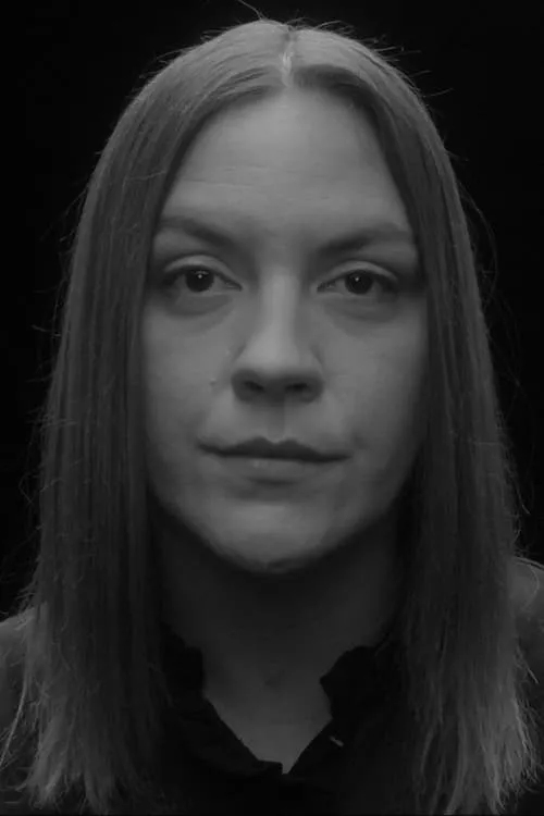 Tamara Avguštin interpretando a Dženana