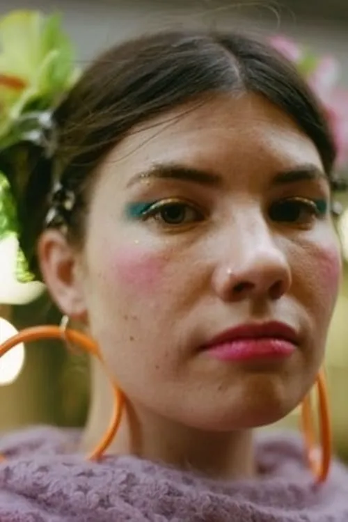 Tamara MacArthur interpretando a Cult Mother 2 / Nymph / Dancer / Bacchus