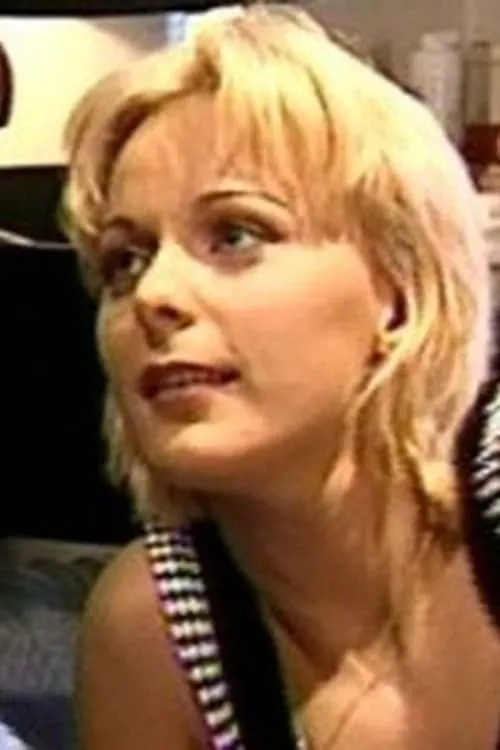 Tamara Sweet interpretando a