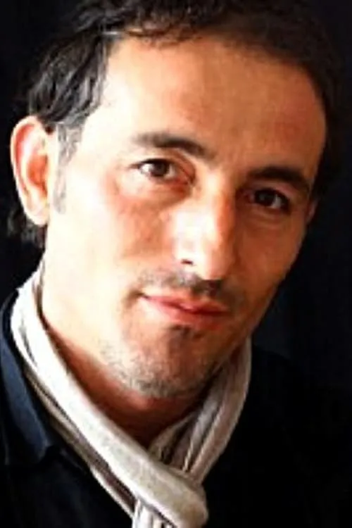 Tamer Avkapan interpretando a Right hand Osman