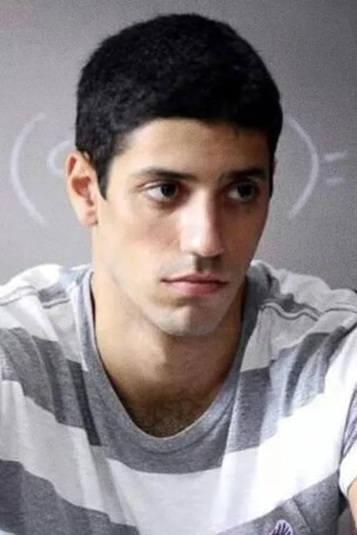 Tamir Ginsburg interpretando a Kobi