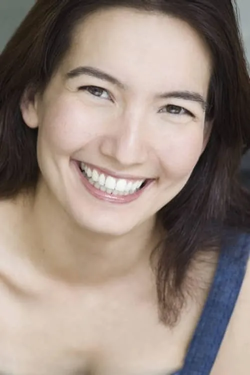 Tammie Rhee interpretando a Elaine