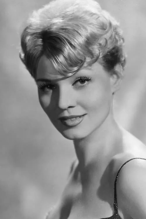 Tania Velia interpretando a Glory La Verne