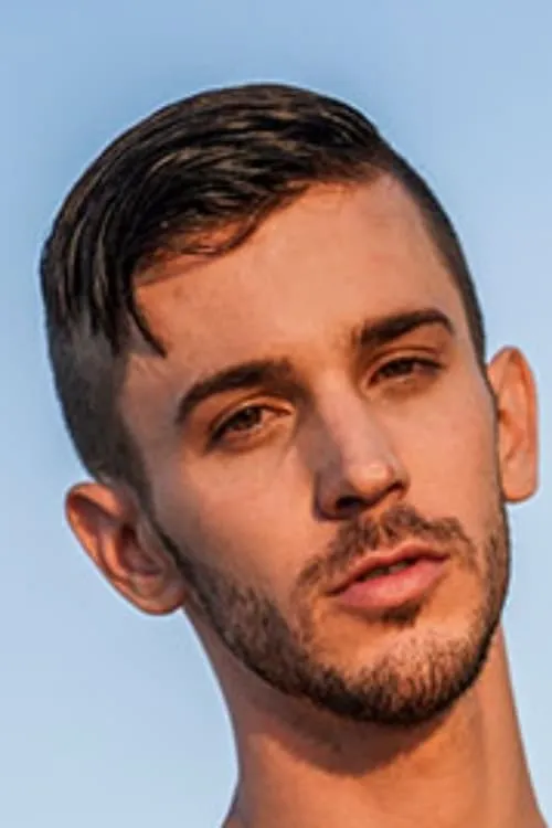 Tanner Tomas interpretando a 