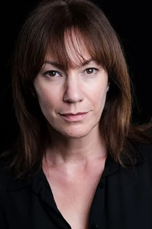 Tanya Franks interpretando a Clare