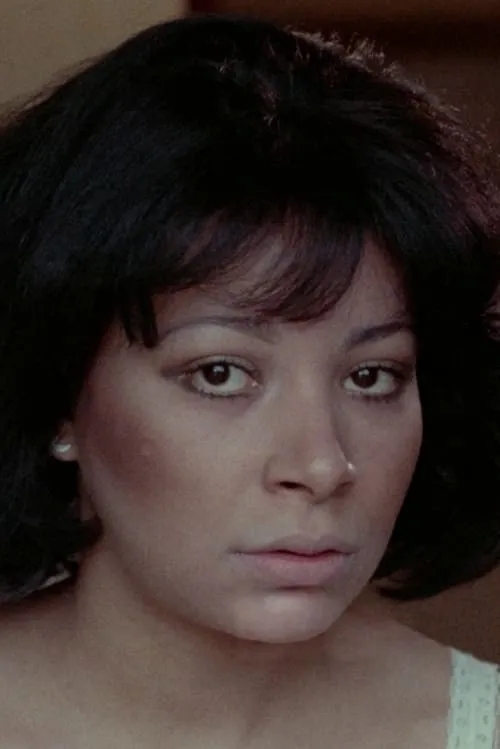 Tara Chung interpretando a Arlene's Sister