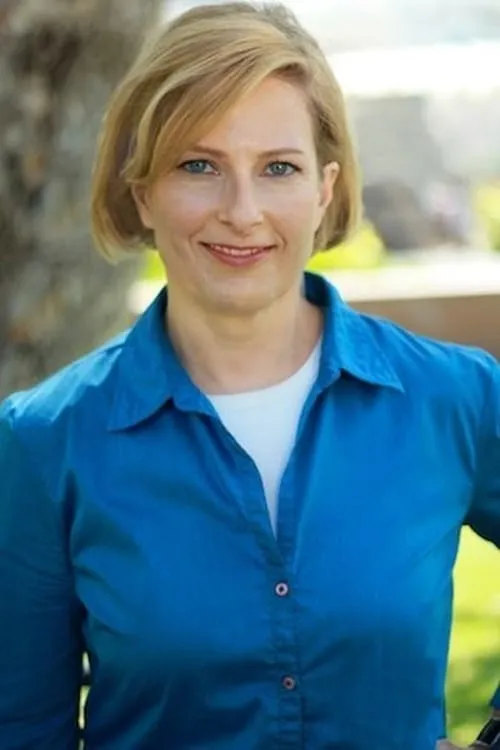 Taylor Baugh interpretando a VP of Marketing