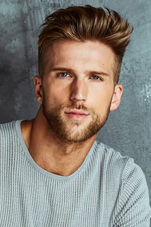 Taylor James interpretando a Lazarus