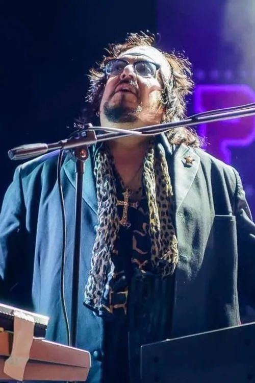 Teddy Andreadis interpretando a Self - Keyboards