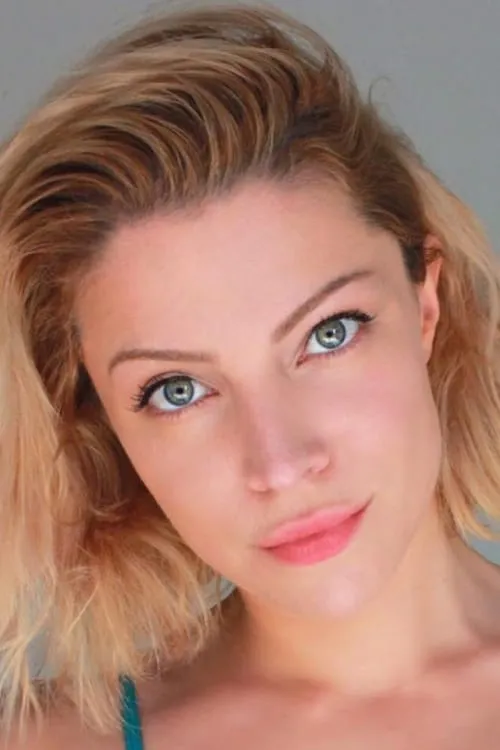 Teressa Liane interpretando a Bryony, Grid Girl