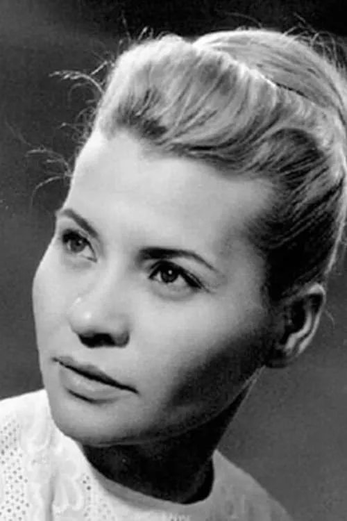 Teri Horváth interpretando a Piros