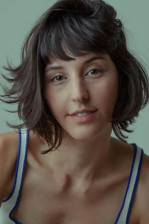 Tess Amorim interpretando a Amiga de Isabel