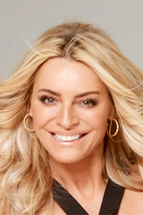 Tess Daly interpretando a Herself