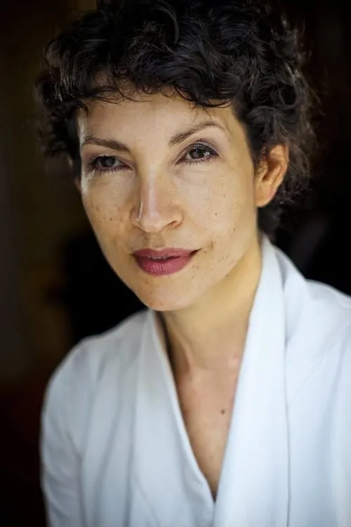 Tessa McGinn interpretando a